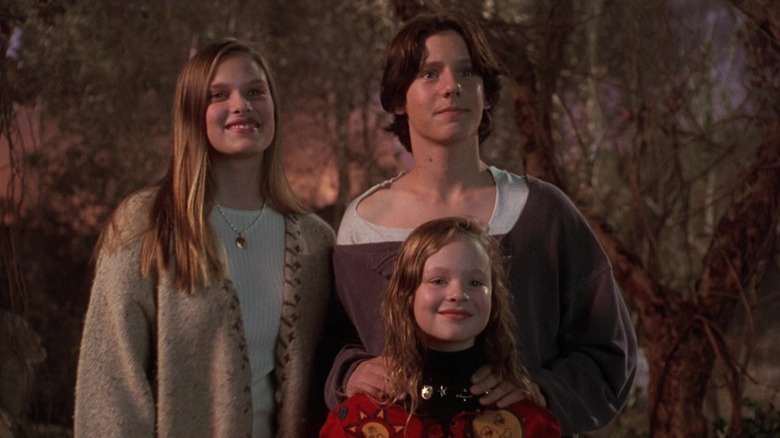 Max de la Omri Katz, Danielle Dennison de la Thora Birch și Allison Watts de la Vinessa Shaw stau unul lângă altul în Hocus Pocus