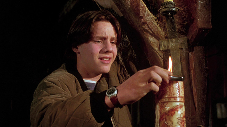 Max de la Omri Katz aprinde o lumânare în cabana surorii Sanderson din Hocus Pocus