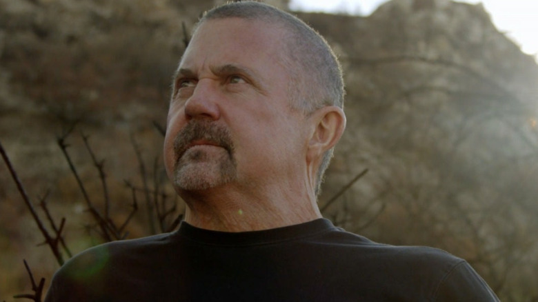 Un Kane Hodder uriaș arată spre cer în To Hell and Back: The Kane Hodder Story