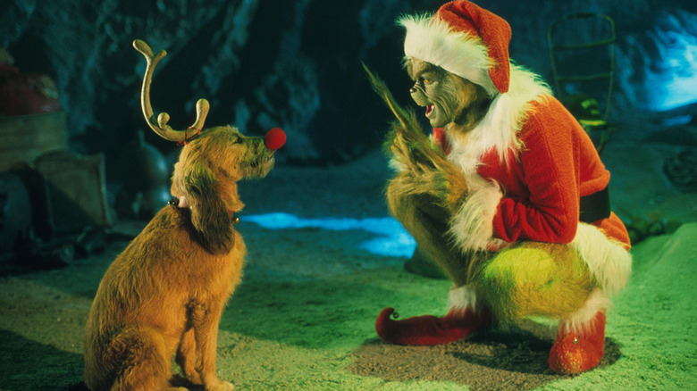 Grinchul ghemuit lângă câinele său Max în Cum Grinch a furat Crăciunul