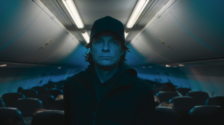 Călătorul se află într-un avion în Carry-On