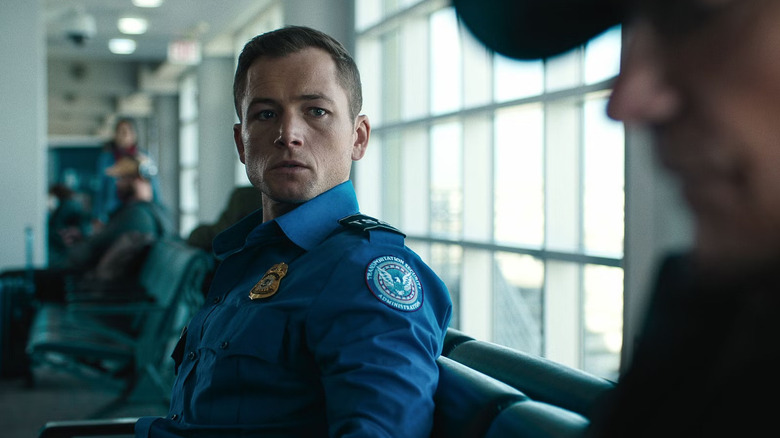 Ethan Kopek se uită la Călător în Carry-On