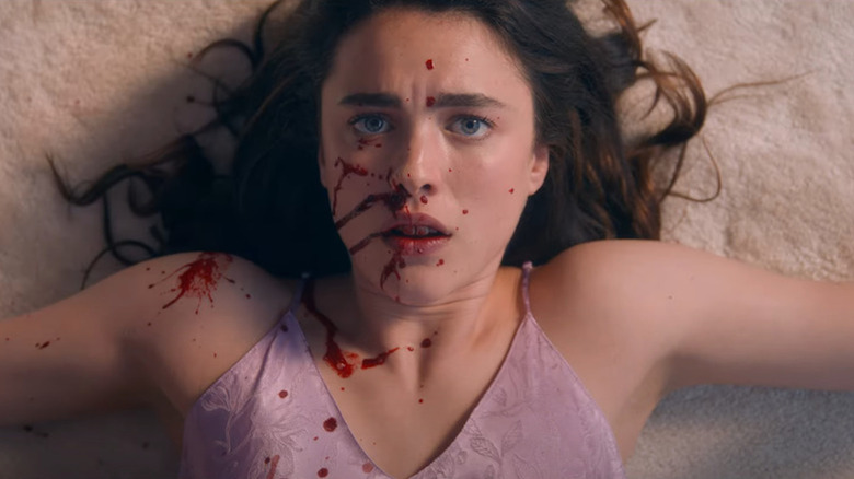 Margaret Qualley este o mizerie stropită de sânge ca Sue în The Substance