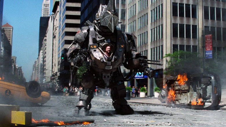 Rhino care stă în mijlocul armelor străzii care aprind în Amazing Spider-Man 2