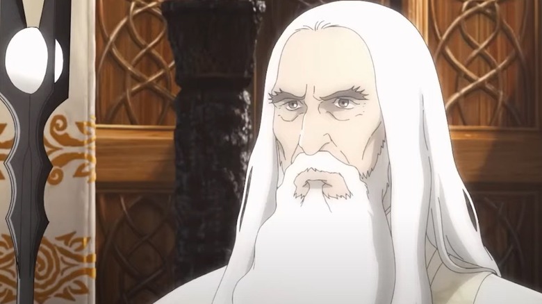 Christopher Lee în rolul lui Saruman ținându-și toiagul în The Lord of the Rings: The War of the Rohirrim