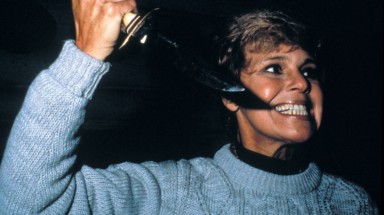 Pamela Voorhees ținând un cuțit cu un rânjet malefic în Friday the 13th (1980)