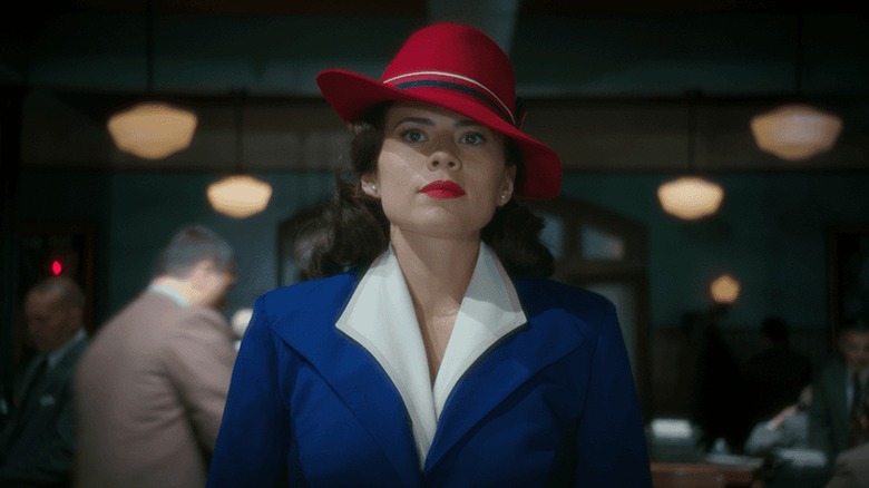Hayley Atwell în rolul lui Peggy Carter în pălăria roșie și costumul albastru în Agent Carter