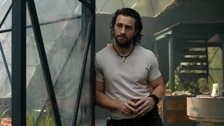 Serghei Kravinoff se relaxează cu o băutură în vizuina lui din Kraven vânătorul