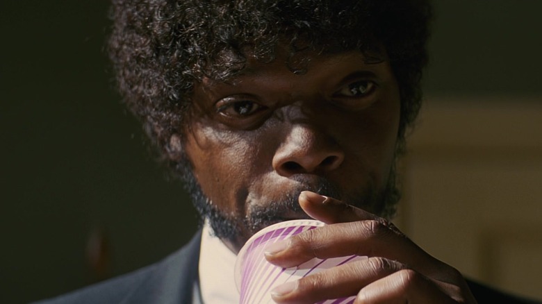 Jules sorbind o sodă în Pulp Fiction