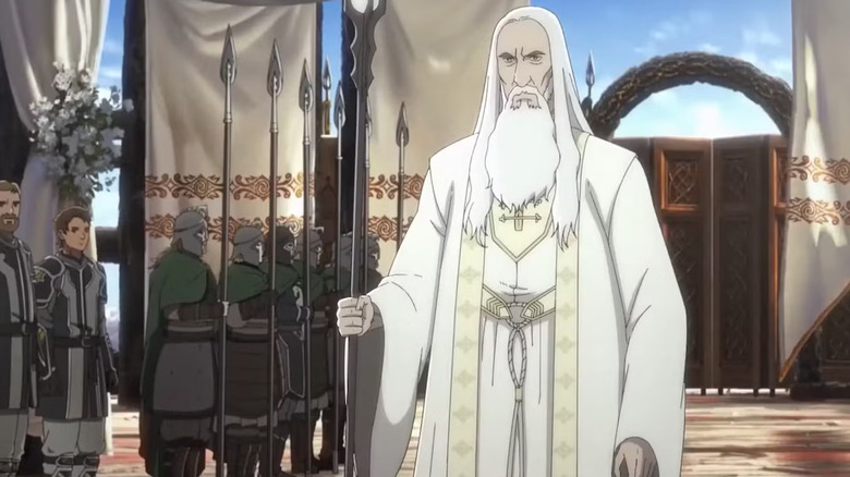 Saruman stând lângă un rând de soldați în Stăpânul Inelelor: Războiul Rohirrim