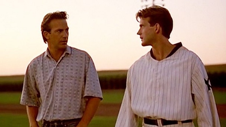 Kevin Costner în rolul Ray Kinsella împărtășește o captură cu Dwier Brown în rolul lui John Kinsella în Field of Dreams