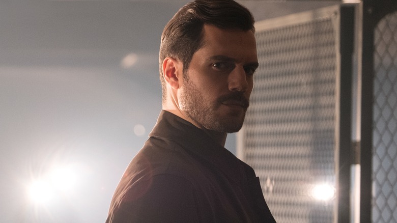 Henry Cavill în rolul lui August Walker, privind cu severitate în Mission: Impossible - Fallout