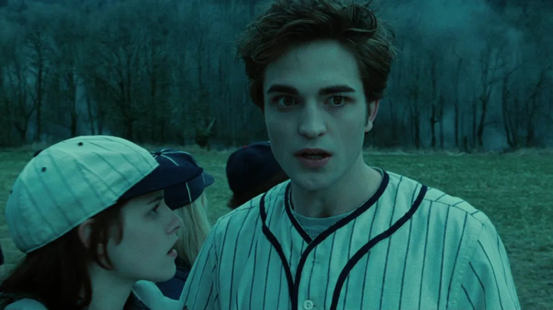 Kristen Stewart în rolul Bella și Robert Pattinson în rolul lui Edward în Twilight