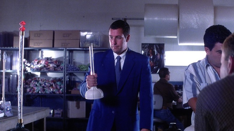 Adam Sandler ține un piston de toaletă rupt în rolul lui Barry Egan în Punch-Drunk Love