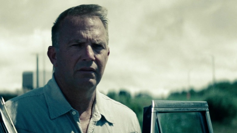 Jonathan Kent al lui Kevin Costner stă pe un cer gri în Man of Steel