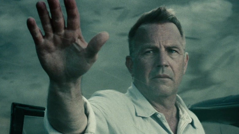 Jonathan Kent de la Kevin Costner își ridică mâna în mijlocul unei tornade în Man of Steel