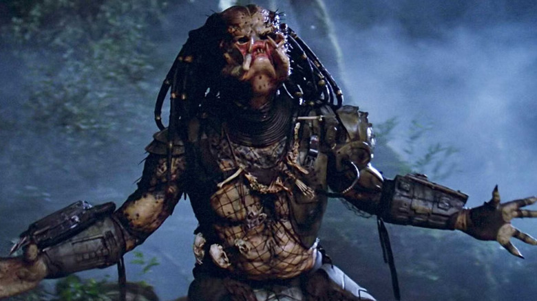 Extratereștrul din Predator răcnind în junglă.