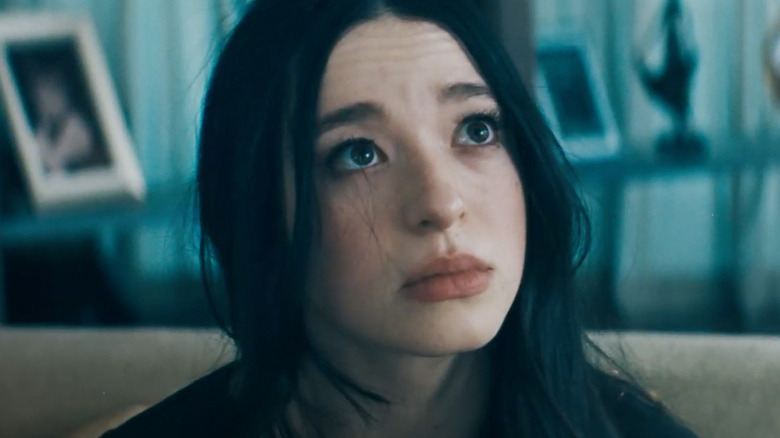 Ani se uită în sus și speriată în Anora