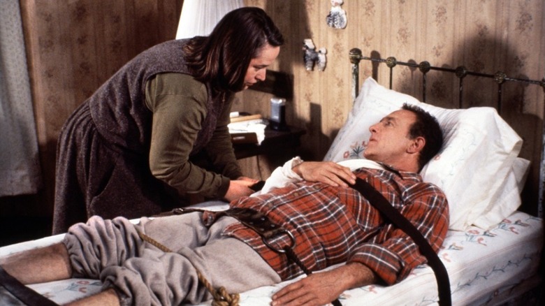 Annie Wilkes leagă un Paul Sheldon rănit de pat în Misery