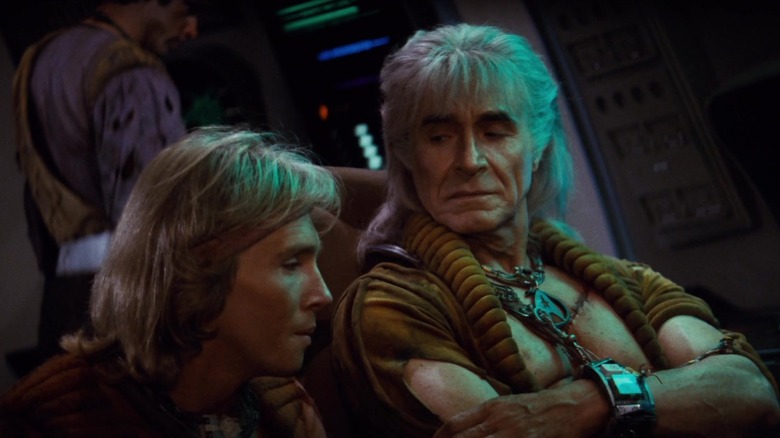Khan Noonien Singh stă cu brațele încrucișate pe piept în Star Trek II: The Wrath of Khan