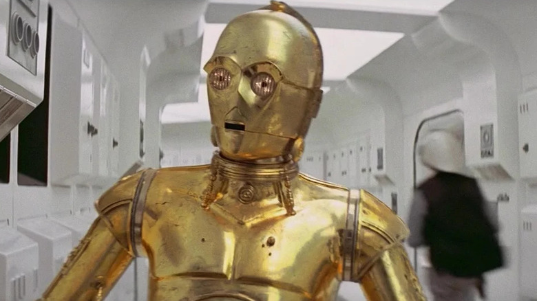 C-3PO mergând pe un hol în Star Wars: A New Hope