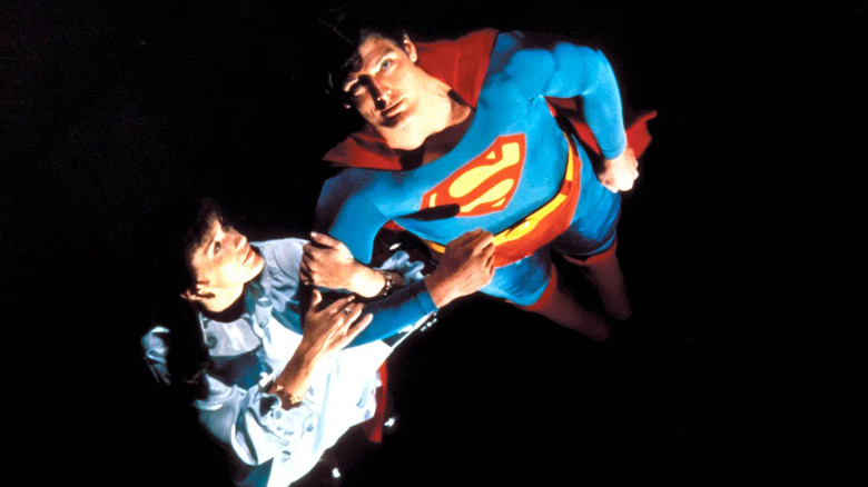 Lois Lane și Superman zboară prin cerul nopții în Superman 1978