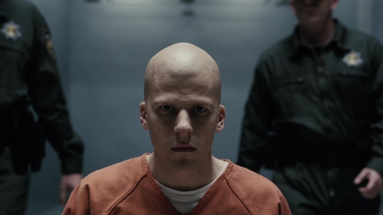 Jesse Eisenberg ca Lex Luthor în închisoare cu capul ras în Batman v Superman: Dawn of Justice