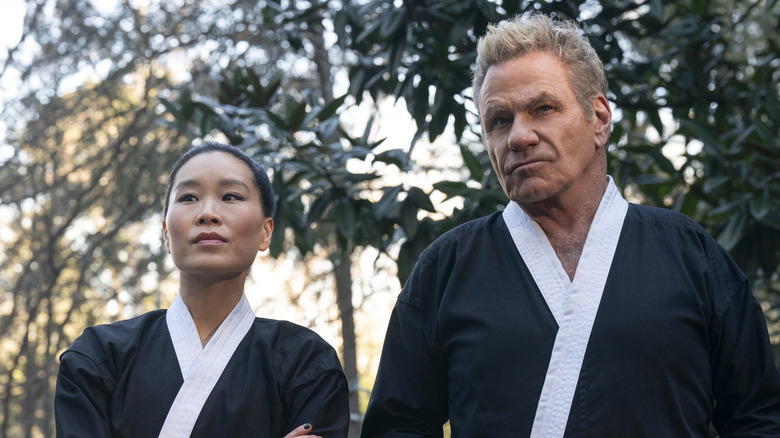 Kim Da-Eun stând lângă John Kreese în Cobra Kai