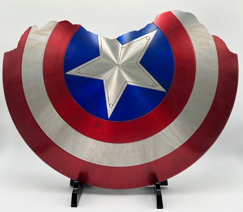 Partea din față a scutului Căpitanului America, deteriorat de luptă, din Avengers: Endgame