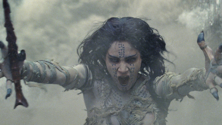 Sofia Boutella în rolul lui Ahmanet făcând ravagii pe străzi în The Mummy (2017)