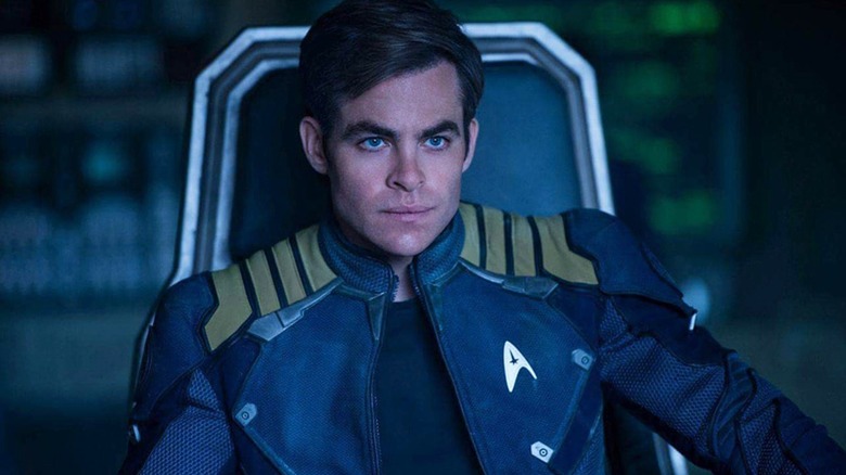 Kirk în scaunul căpitanului în Star Trek Beyond.