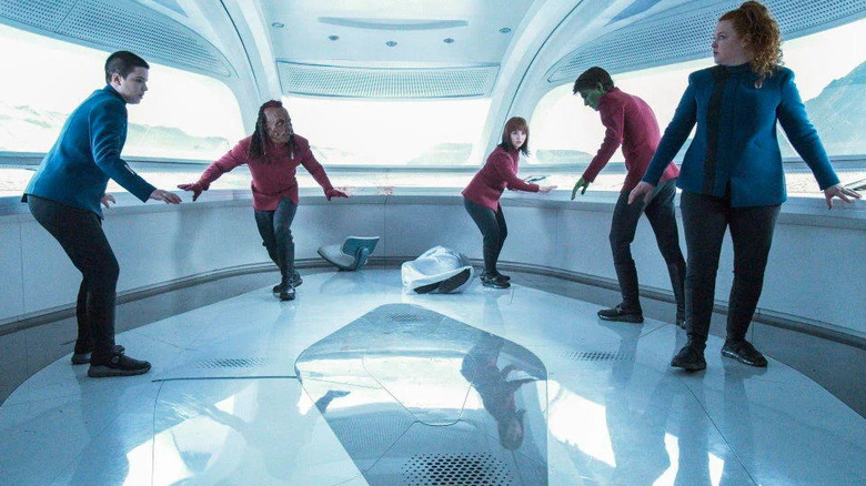 Tilly, Adira și câțiva cadeți, speriați la bordul unei nave stelare.