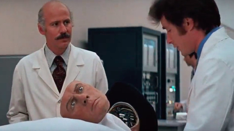 Alan Oppenheimer este îngrijorat de androidul Gunslinger al lui Yul Brynner ca supraveghetor șef în Westworld