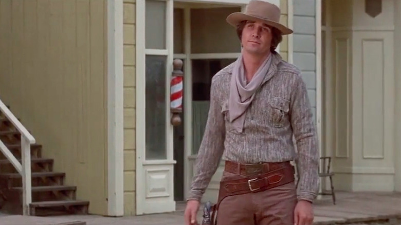 Un James Brolin nonșalant se pregătește să fie împușcat ca John Blane în Westworld