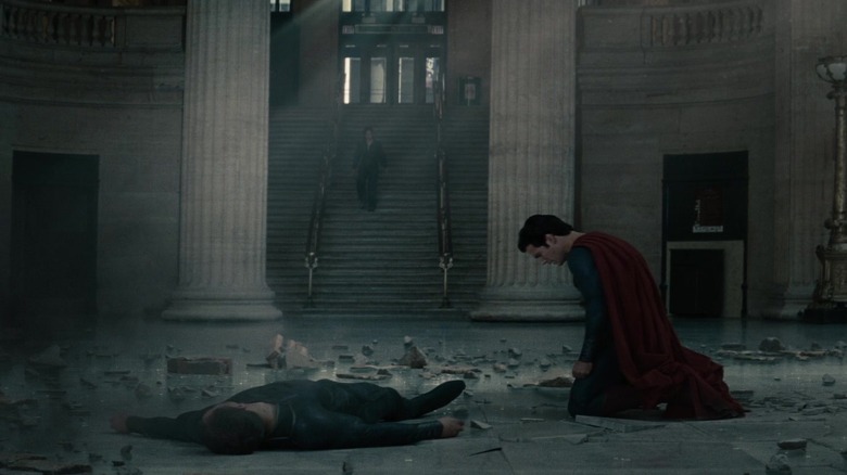 Supermanul lui Henry Cavill îngenunchează deasupra corpului generalului Zod al lui Michael Shannon în Man of Steel