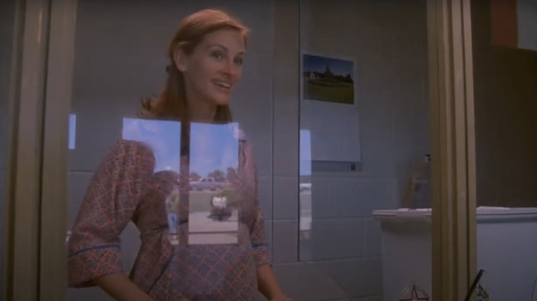 Jolene din Julia Roberts stă în spatele geamurilor în Grand Champion