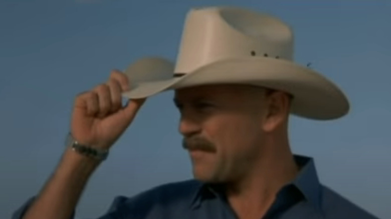 Domnul Blandford al lui Bruce Willis își înclină pălăria în Grand Champion