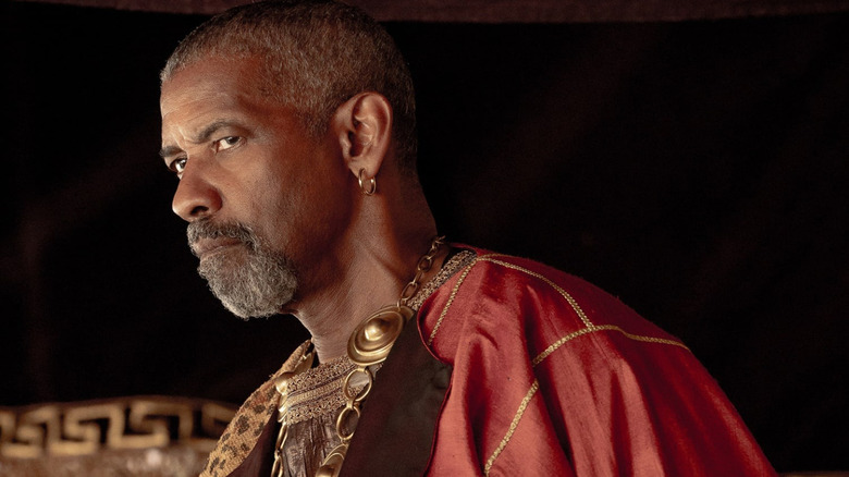 Denzel Washington dă ochi lateral ca Macrinus în Gladiator II