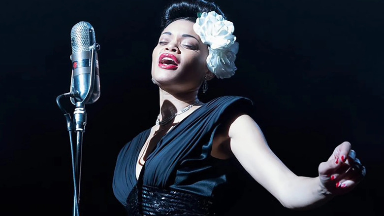 Billie Holiday, interpretată de Andra Day, cântând la microfon în The People vs. Billie Holiday
