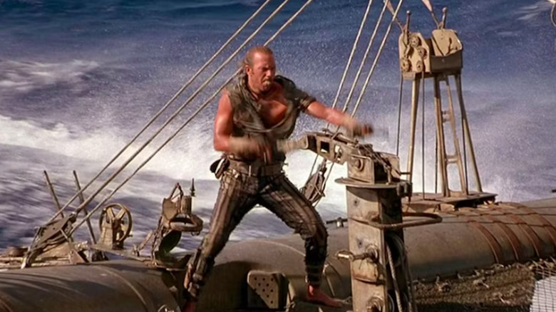 Kevin Costner își conduce trimaranul ca The Mariner în Waterworld