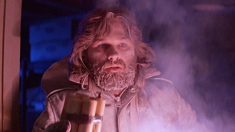 Kurt Russell în rolul lui MacReady în The Thing, înghețat și iluminat de lumina torțelor