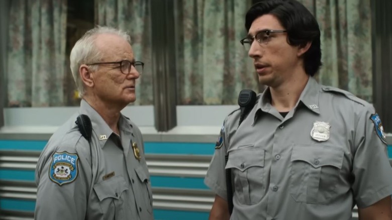 Cliff Robertson al lui Bill Murray și Ronnie Peterson al lui Adam Driver purtând uniforme de poliție în The Dead Don't Die