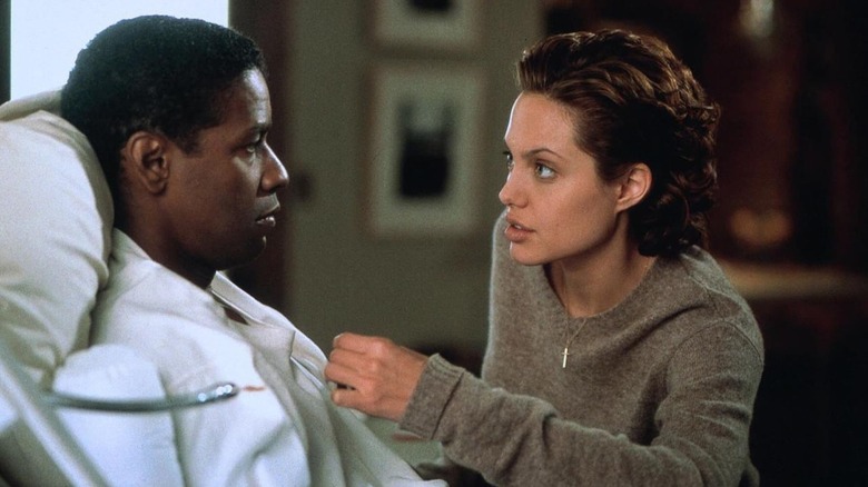 Angelina Jolie ca Amelia Donaghy se consultă cu Denzel Washington ca Lincoln Rhyme în The Bone Collector