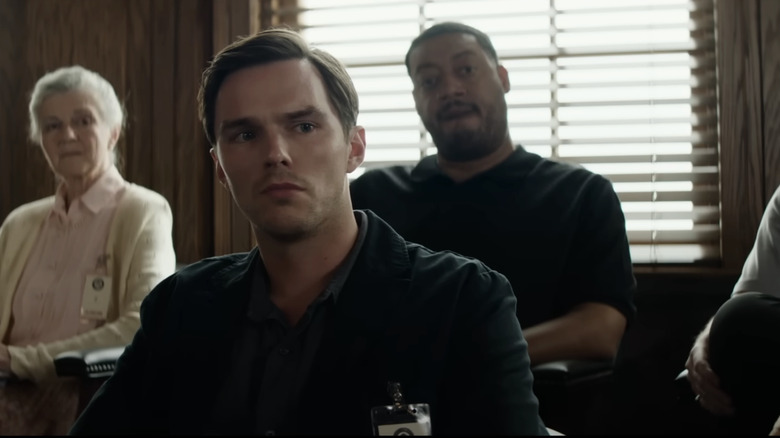 Justin Kemp de la Nicholas Hoult se află printre colegii săi membri ai juriului în sala de judecată din juratul nr. 2