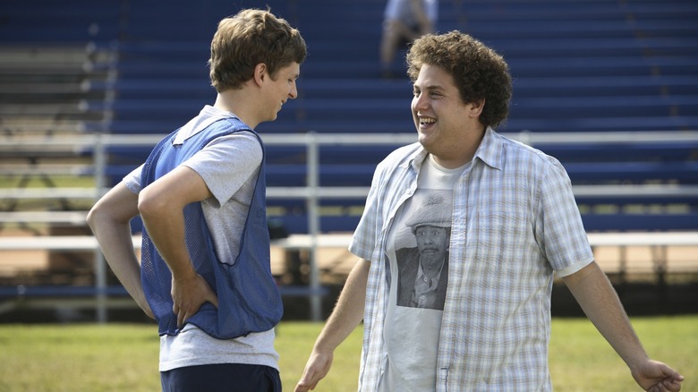 Michael Cera ca Evan și Jonah Hill ca Seth vorbesc în timpul orelor de gimnastică din Superbad