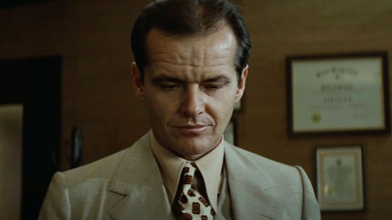 Jack Nicholson JJ Gittes se uită în jos în timp ce stă într-un birou din Chinatown