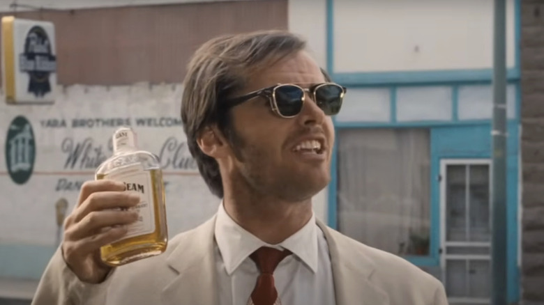 George Hanson al lui Jack Nicholson ridică o sticlă de Jim Beam în Easy Rider