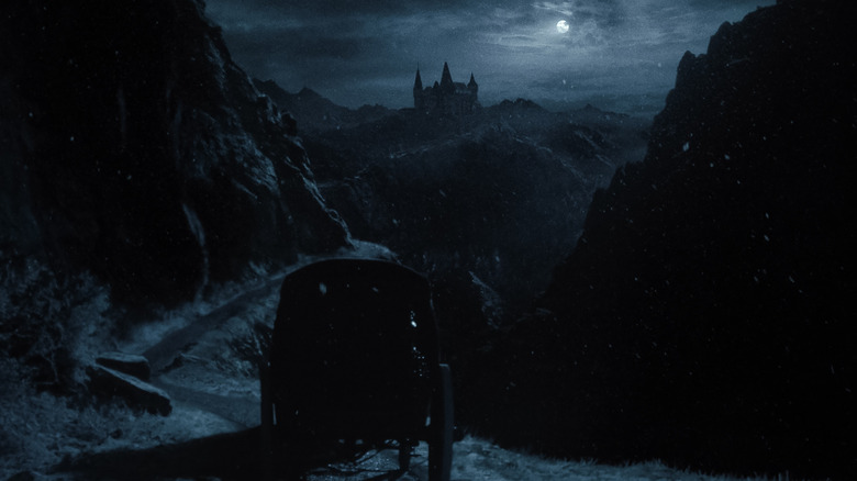 O trăsură călătorește la castelul lui Orlok din Nosferatu (2024)