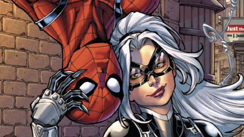 Black Cat mângâie capul lui Spider-Man, care atârnă cu capul în jos