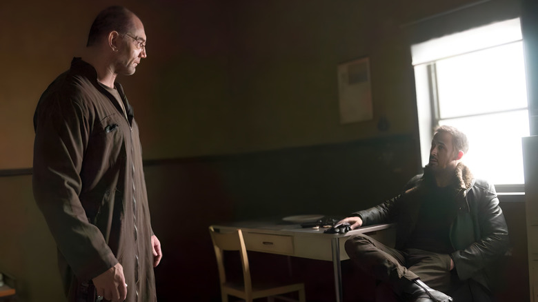 Sapper Morton observând un ofițer K așezat în Blade Runner 2049